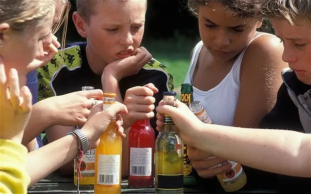 ada banyak alasan mengapa anak-anak dilarang minum minuman beralkohol