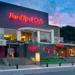 Terletak di pusat Kuta, Hard Rock Bar menawarkan makanan lezat dan hiburan langsung setiap malam.