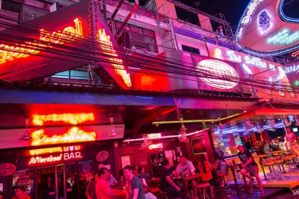 Soi Cowboy adalah salah satu jalanan yang paling dikenal untuk hiburan dewasa di Bangkok